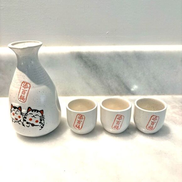 Lucky Cat Japanese 1 Tokkuri Bottle and 3 Ochoko Cups  Ceramic Sake Set Cream OS - Picture 2 of 5